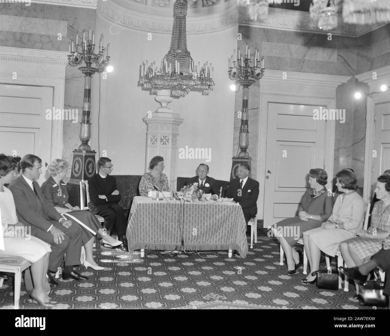 Queen Juliana and Prince Bernhard, the commission foundation for the cup of Youth Centers and the Consulate of the Advisory Board installed Date: June 26, 1962 Keywords: plants Person Name: Bernhard prince, Juliana, queen Institution Name: Advisory Stock Photo