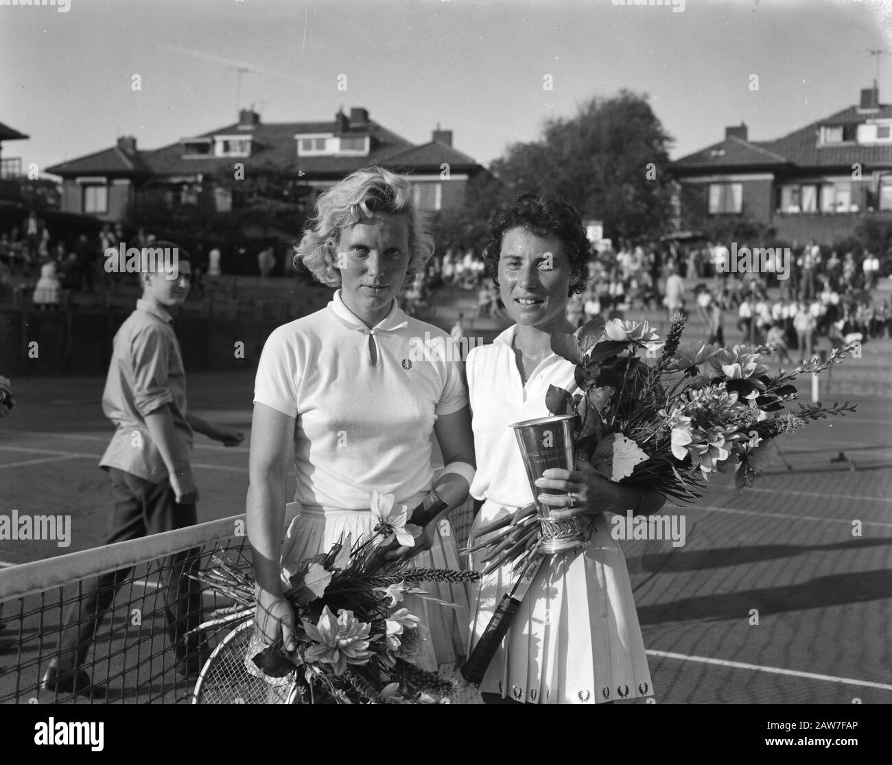 Mrs. Eva de Jong and Mrs Baars Date: August 19, 1962 Keywords: championships, tennis Stock Photo