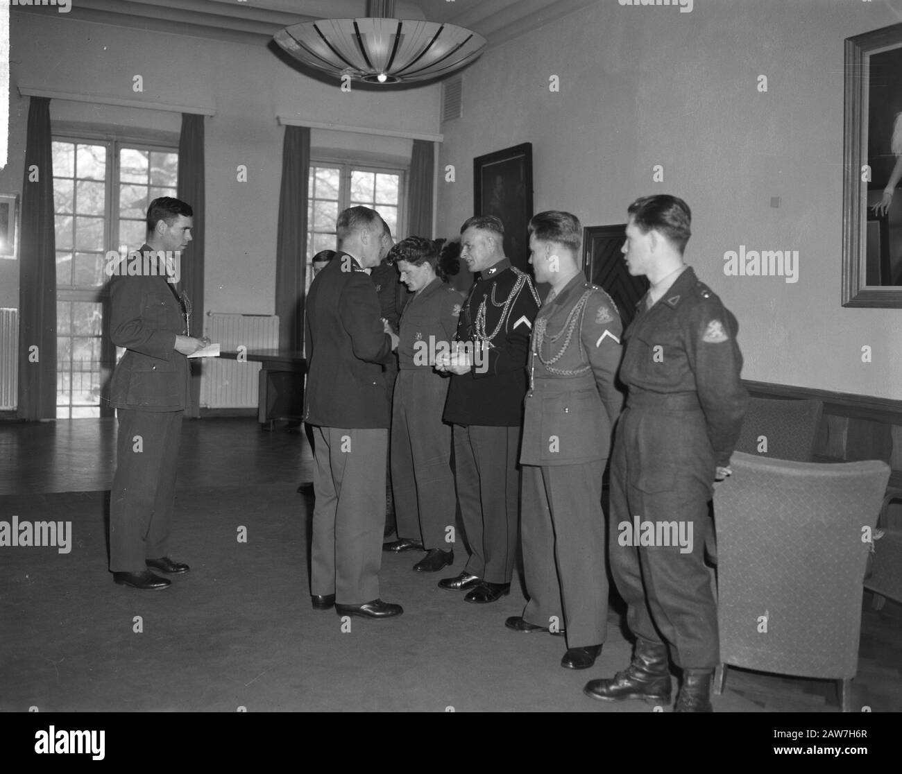 Lieutenant-General AV van den Wall, medal awarded to soldiers who Elfstedentocht rode in Princess Juliana Barracks in The Hague Date: January 24, 1963 Location: The Hague, South Holland Keywords: MILITARY Person Name: AV van den Wall Stock Photo