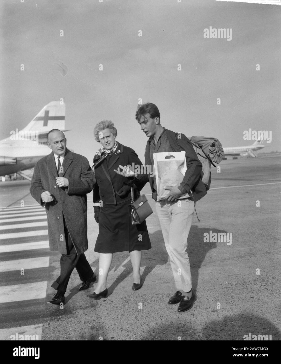 Peter Bax bike to Thailand to his father's grave to visit. Mother and son at the airport Date: October 23, 1963 Keywords: visit, bicycles, mothers, fathers, sons Stock Photo