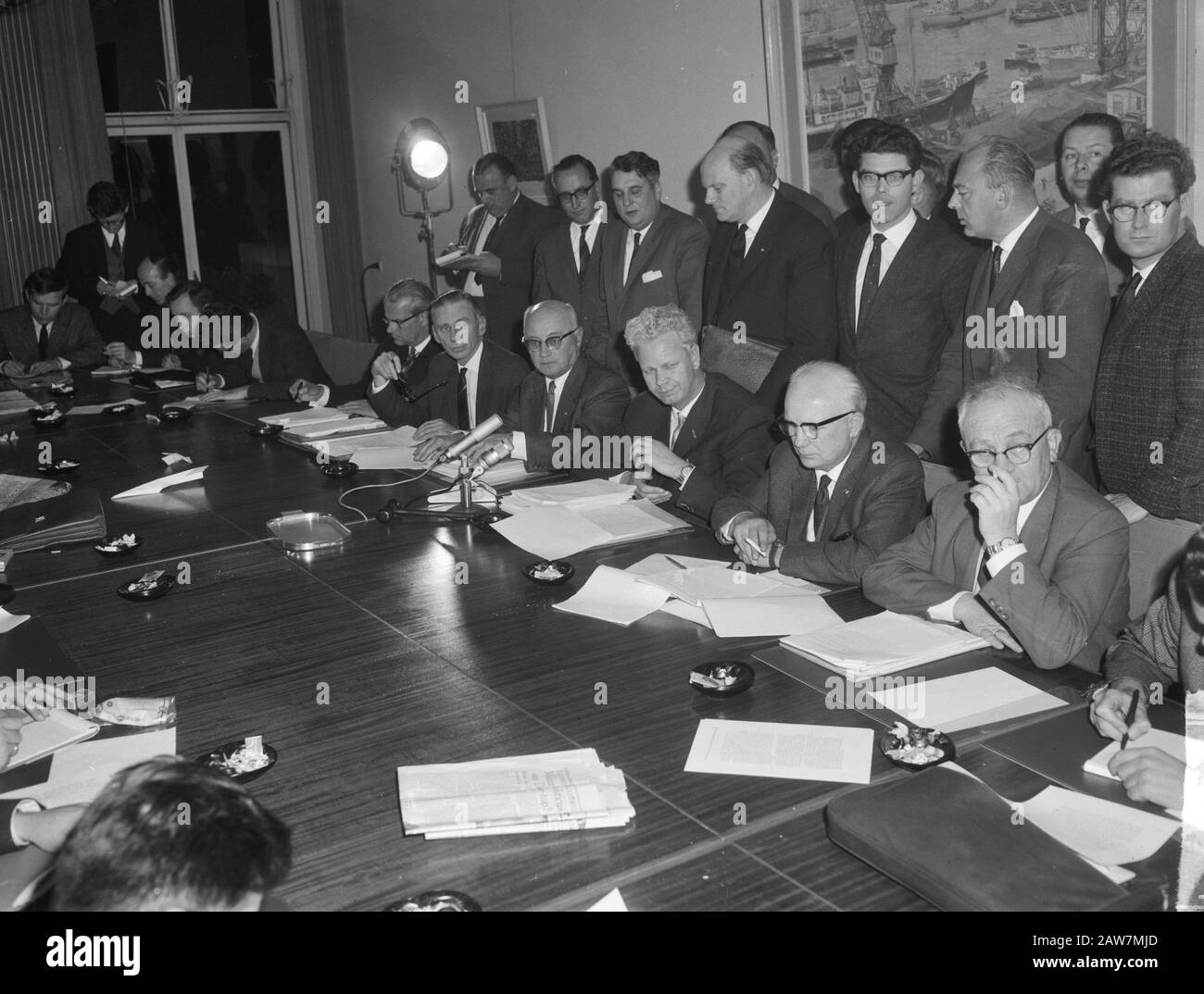 Wage Consultation in SER building in The Hague. After consultations press conference held on the employers 'side Koster, Bosma, Boelger, numer side Roemer, Middelhuis, Date: October 29, 1963 Location: The Hague, South Holland Keywords: trade unions, employers' organizations Person Name: Bosma, J. Koster, H.J. the, Mastrigt, C.J. of, Middelhuis, JA, Roemer, Derk Stock Photo