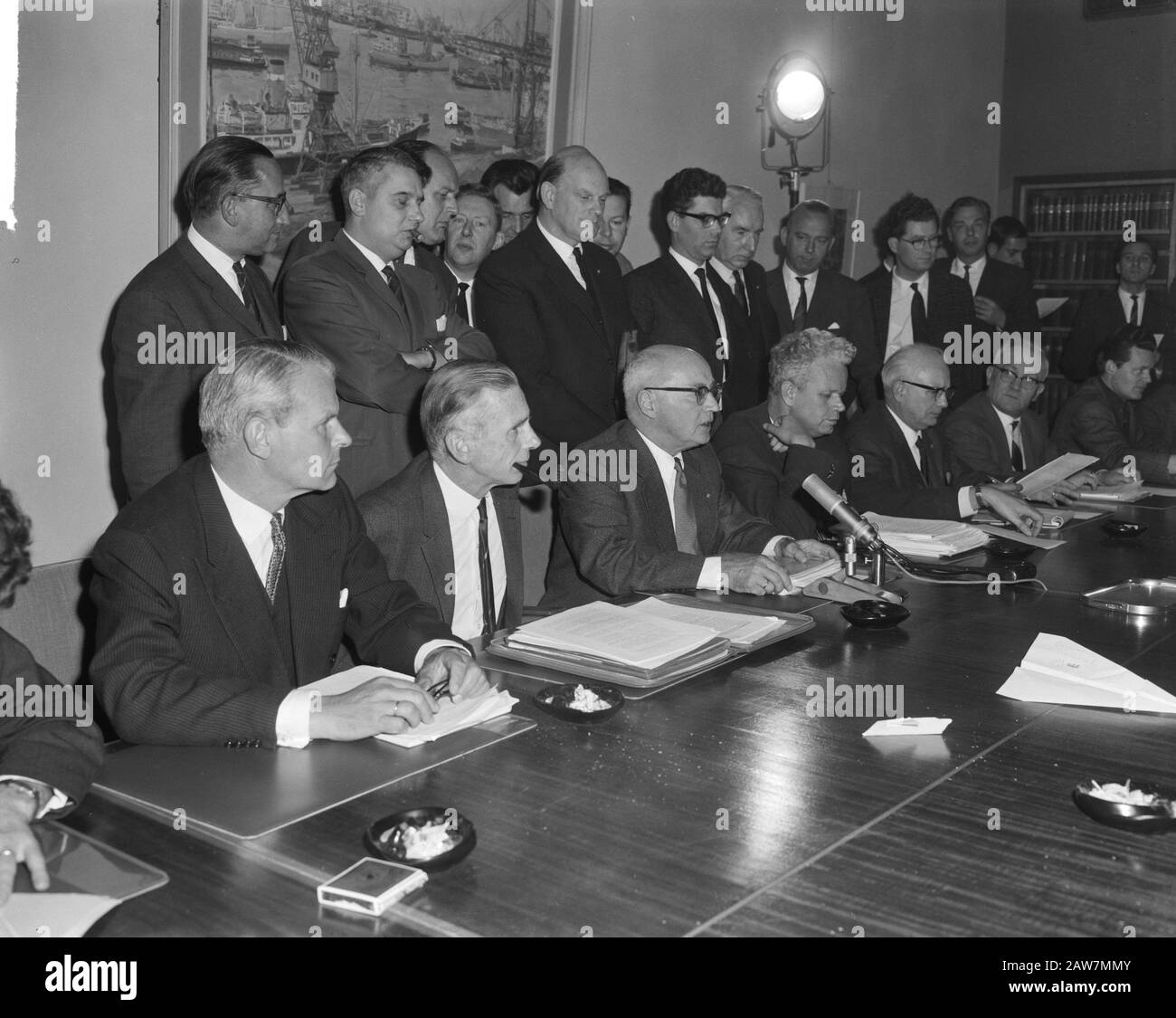 Wage Consultation in SER building in The Hague. After consultations held press conference. Roemer, Middelhuis and Mastrigt Date: October 29, 1963 Location: The Hague, South Holland Keywords: PAY CONCERT, press conferences Person Name: Resource House, YES, boasters, Dirk Stock Photo