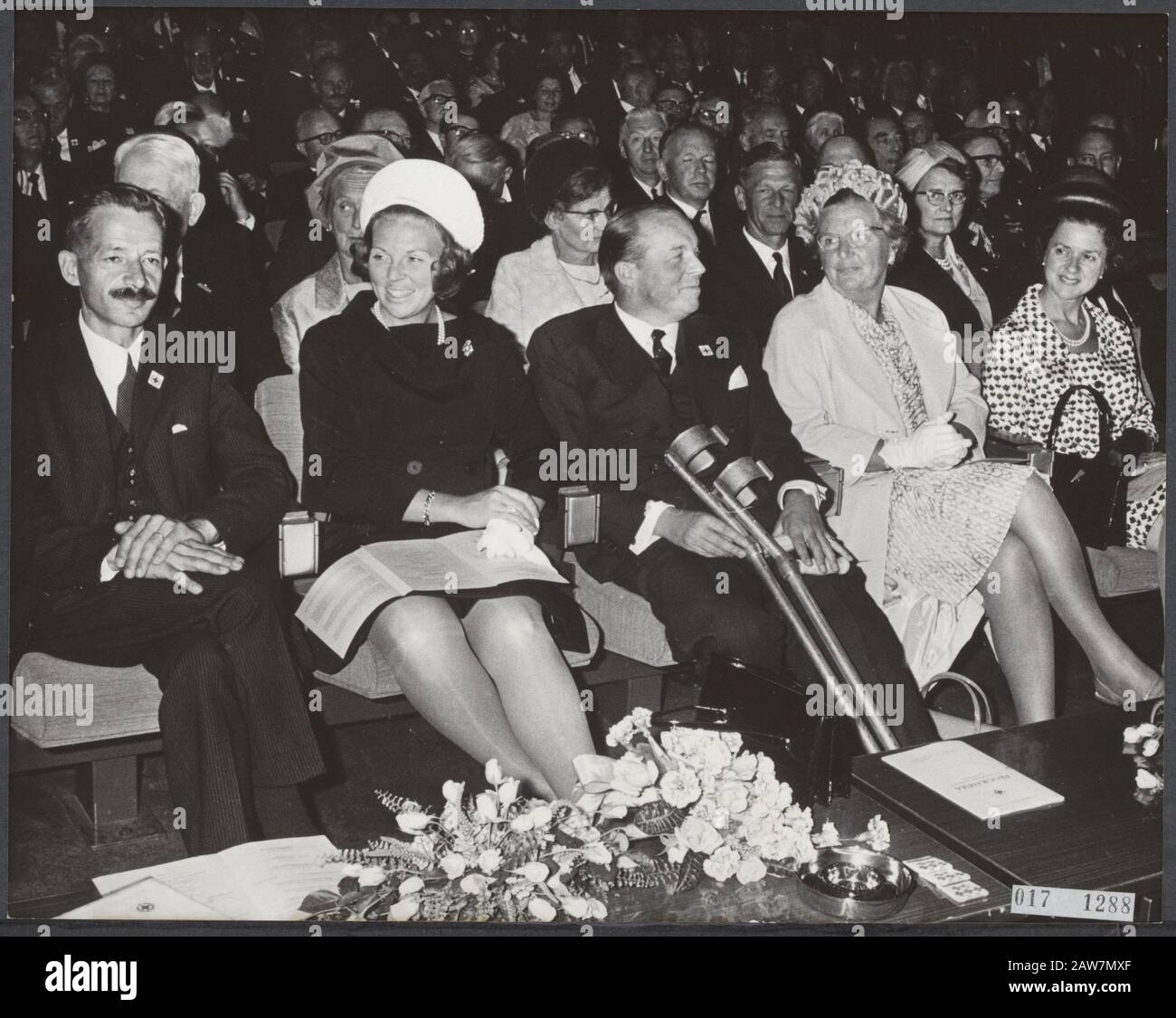 T series 017-1288 / 017-1289 m: Juliana and Beatrix attend commemoration of  the 100 years of Red Cross in Date: September 1, 1967 Location: Amsterdam,  Noord-Holland Keywords: anniversaries, queens, royalty, princesses, nurses