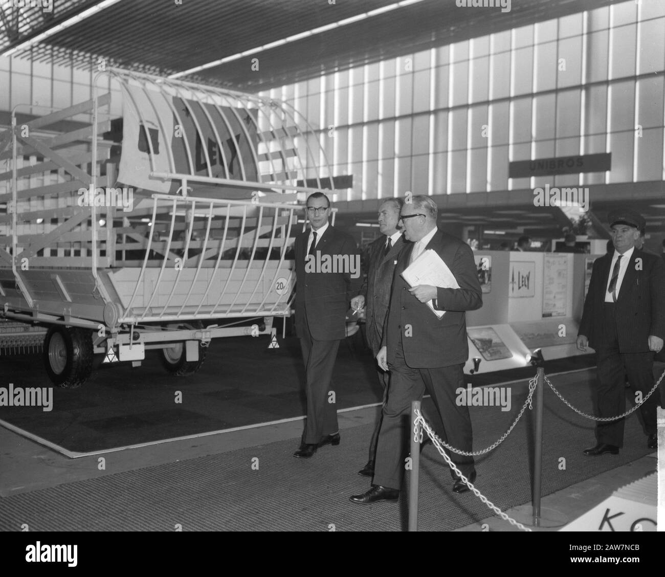 Opening Farm Machine Exhibition at the RAI by Dr G. de Bakker device in haymaking is used Date:.. January 20, 1964 Keywords: Openings, exhibitions Person Name: Dr. . Ir. G. Baker Institution Name: RAI Stock Photo