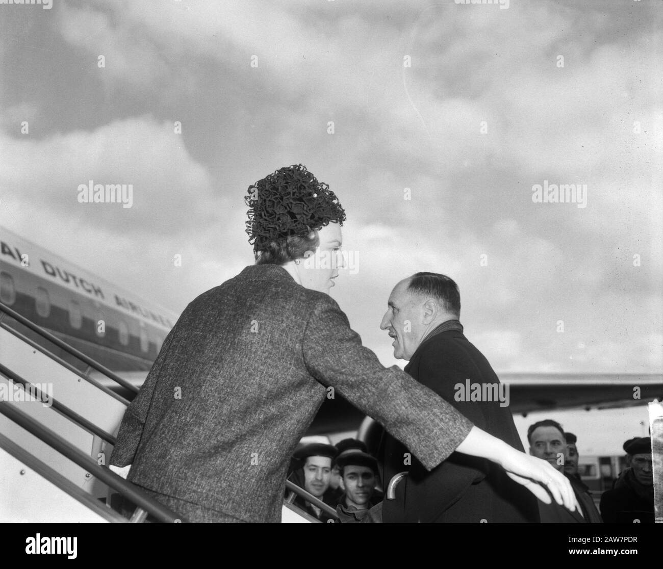 Royal couple, Princess Beatrix left for Mexico. Princess Beatrix and Minister Luns Annotation: Princess Irene, who was going along, was the last time in Soestdijk remaining Date: April 7, 1964 Location: North-Holland, Schiphol Keywords: arrival and departure, ministers, princesses, state visits, airports Person Name: Beatrix (princess Netherlands) Luns, Joseph Stock Photo