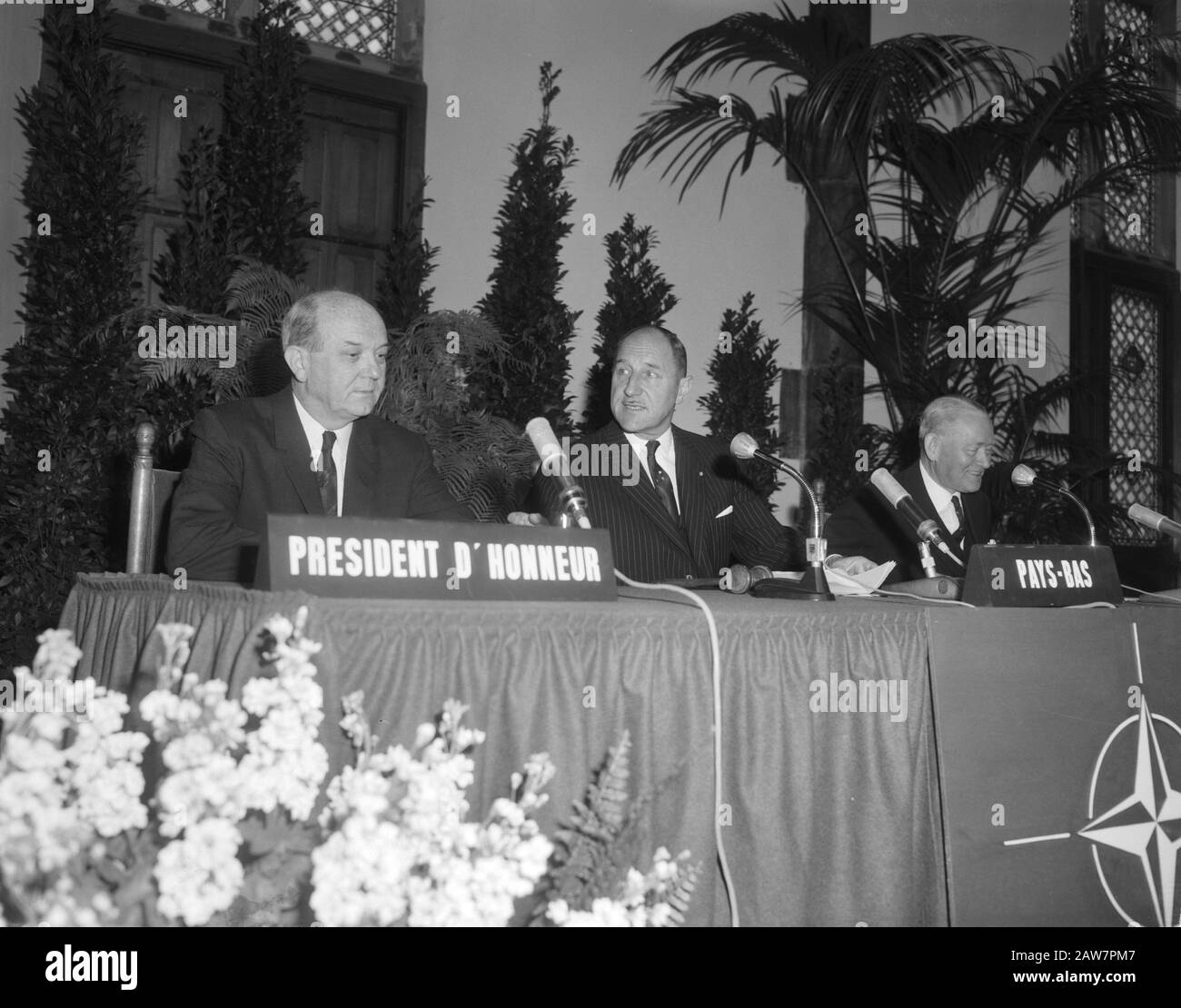 Opening NATO conference in The Hague, list time opening speech Minister Luns, right stitcher, left Dean Rusk Date: May 12, 1964 Location: The Hague, Zuid-Holland Keywords: Openings, statements, speeches Person Name: Luns, JAMH, Luns, Joseph, Rusk, Dean Institution Name: NATO Stock Photo