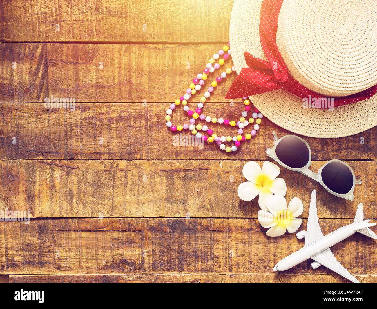hat , necklace , sun glass , flower 