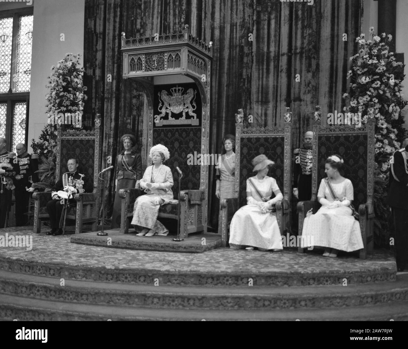 Opening of the States General, Queen Juliana speaks the Queen's Speech, left Prince Bernhard right, Princess Beatrix and Princess Margriet Date: September 14, 1964 Location: The Hague, Zuid-Holland Keywords: Openings, THRONE REDES Person Name: Beatrix, princess, Bernhard, prince, Juliana, queen Stock Photo