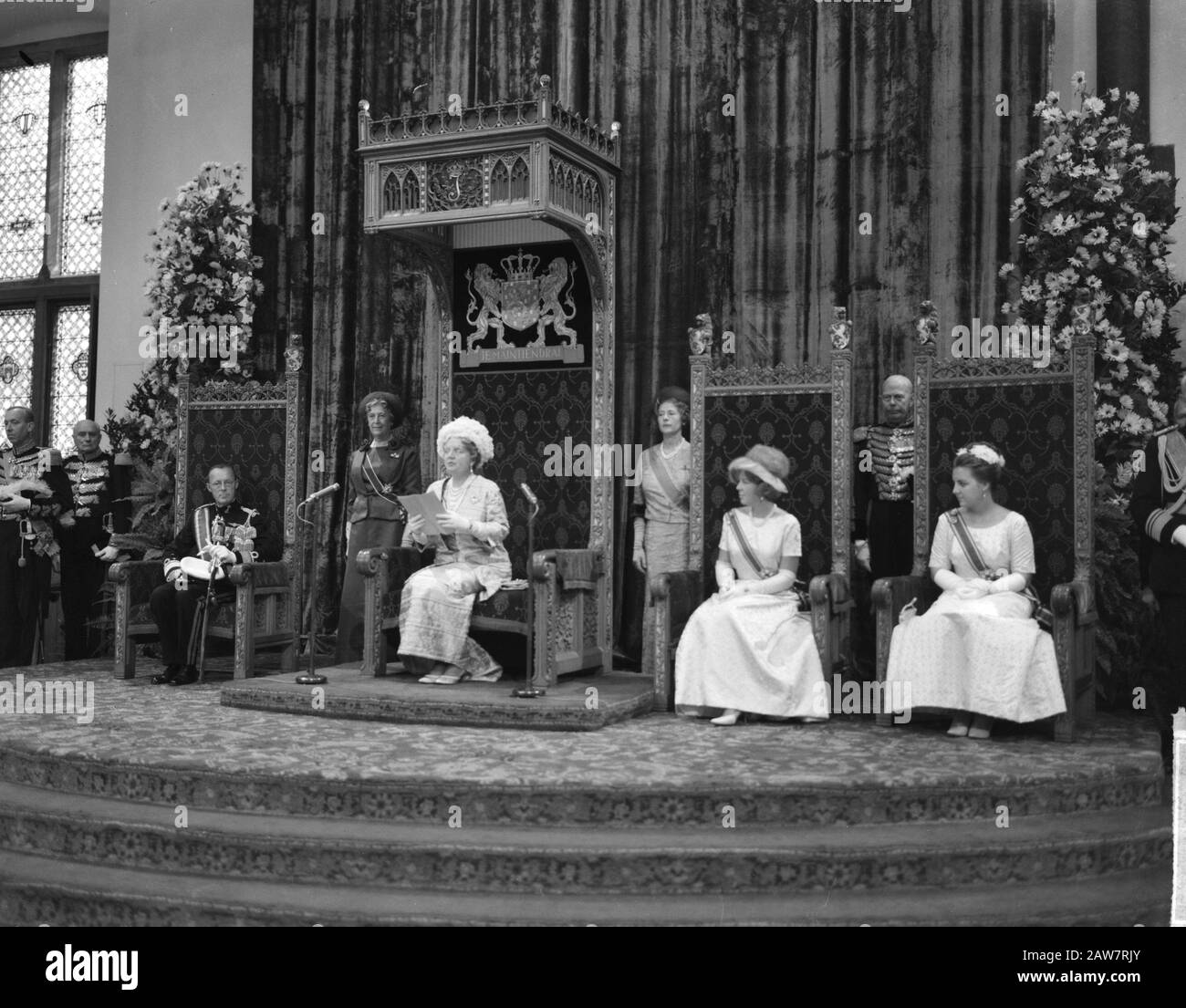 Opening of the States General, Queen Juliana speaks the Queen's Speech, left Prince Bernhard right, Princess Beatrix and Princess Margriet Date: September 14, 1964 Location: The Hague, Zuid-Holland Keywords: Openings, THRONE REDES Person Name: Beatrix, princess, Bernhard, prince, Juliana, queen Stock Photo