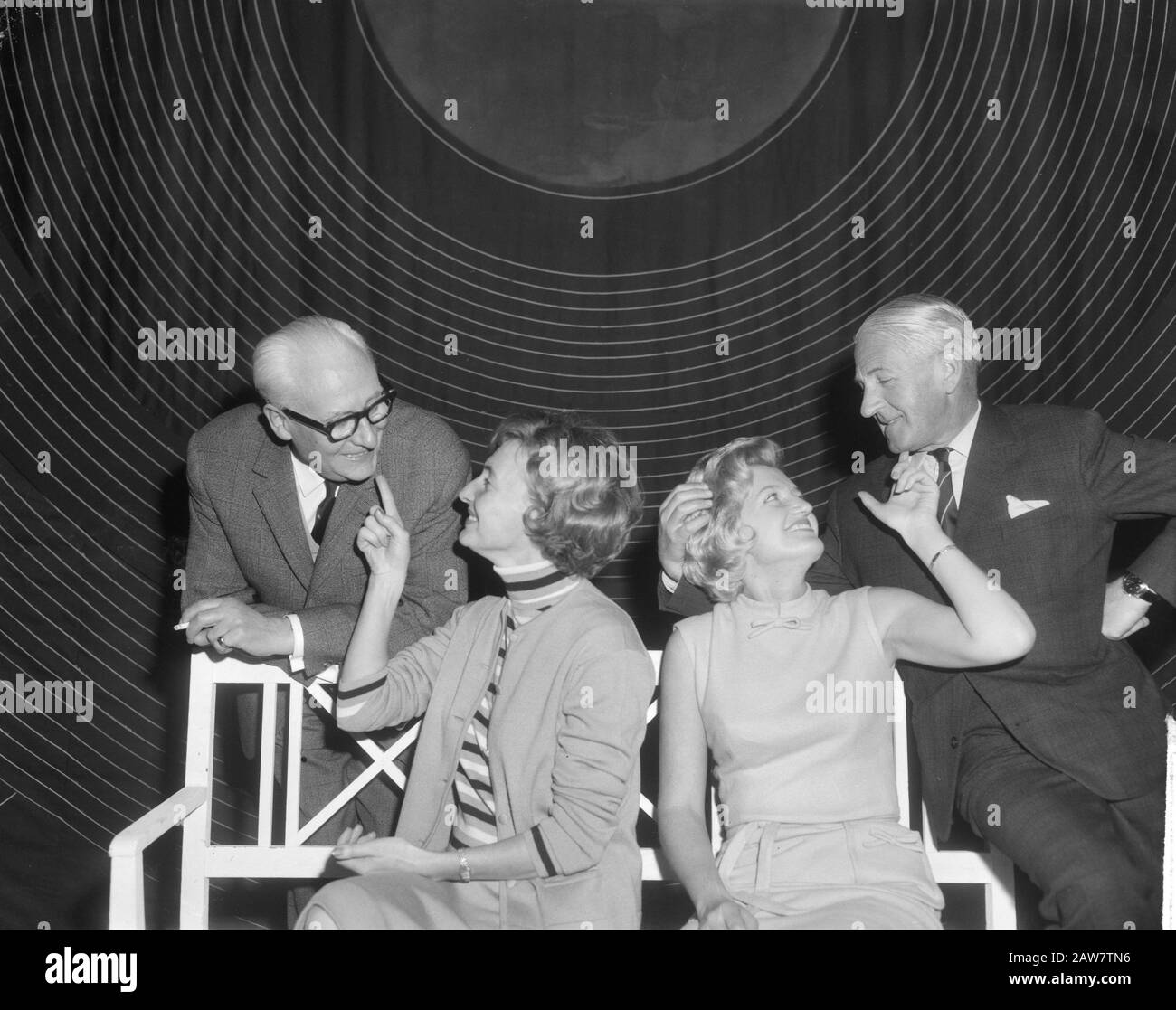 Premiere Snip and Snap Together revue From Friday, during rehearsal v.l.n.r. Piet Muyselaar, Aase Rasmussen, Mieke Telkamp and Willy Walden Date: January 21, 1965 Keywords: rehearsals, revues Person Name: Muyselaar, Peter Rasmussen, Aase, Telkamp, Mieke, Walden, Willy Stock Photo