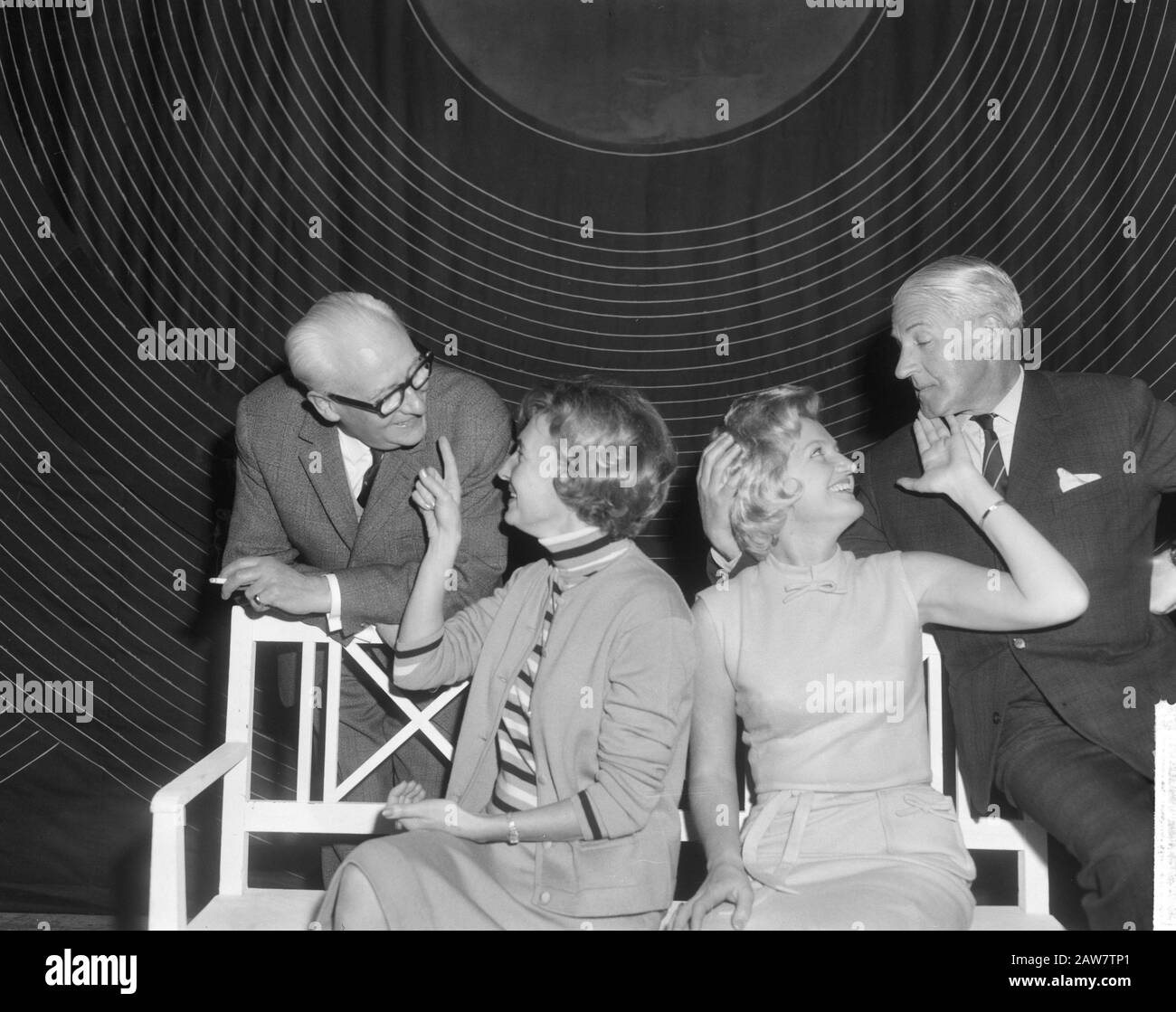 Premiere Snip and Snap Together revue From Friday, during rehearsal v.l.n.r. Piet Muyselaar, Aase Rasmussen, Mieke Telkamp and Willy Walden Date: January 21, 1965 Keywords: rehearsals, revues Person Name: Muyselaar, Peter Rasmussen, Aase, Telkamp, Mieke, Walden, Willy Stock Photo