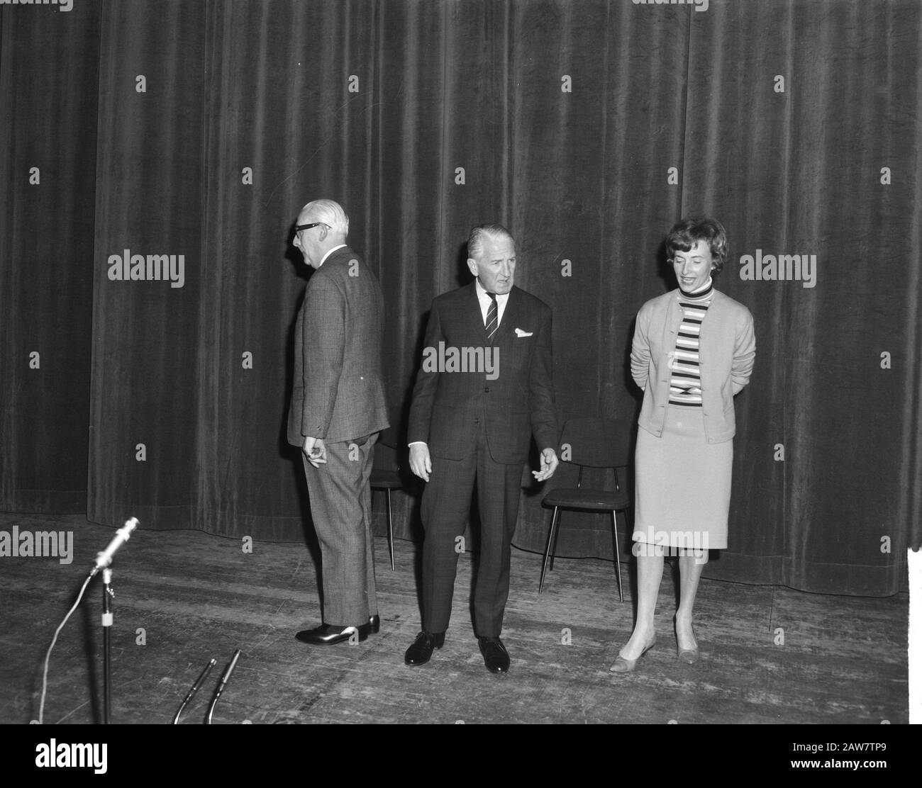 Premiere Snip and Snap Together revue From Friday, during rehearsal v.l.n.r. Piet Muyselaar, Aase Rasmussen, Mieke Telkamp and Willy Walden Date: January 21, 1965 Keywords: rehearsals, revues Person Name: Muyselaar, Piet, Telkamp, Mieke, Walden, Willy Stock Photo