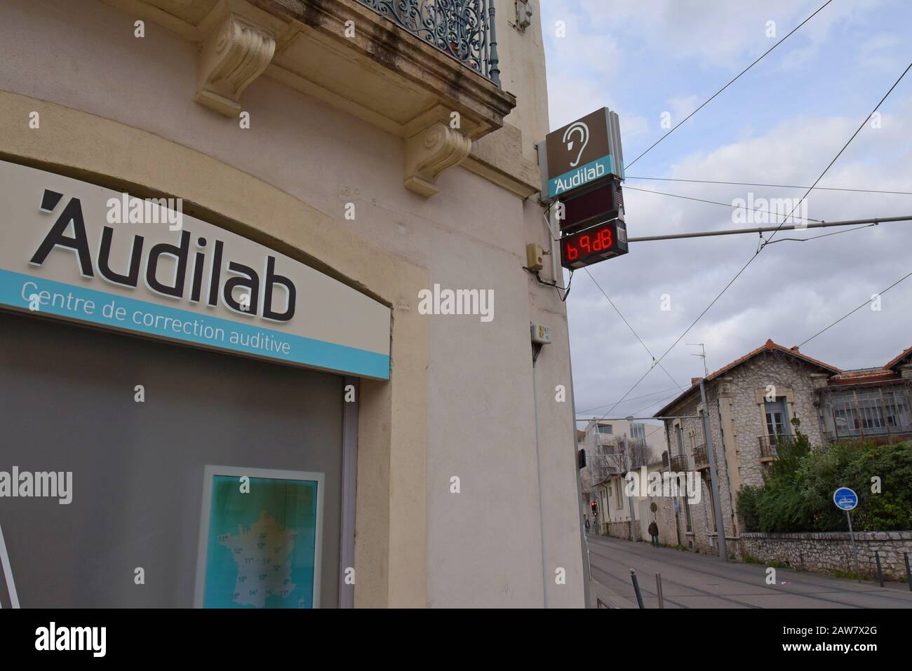 An Audilab hearing centre in Montpellier, Frans with a decibel meter on the outside of the building showing the current noise level Stock Photo