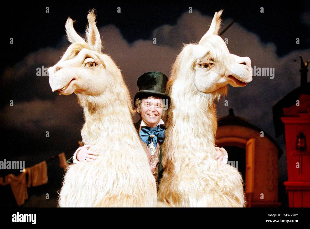 Phillip Schofield (as Doctor Dolittle) in DOCTOR DOLITTLE book/music/lyrics by Leslie Bricusse, directed by Steven Pimlott at Labatt's Apollo Hammersmith, London in 1998. Design by Mark Thompson, lighting by Hugh Vanstone, choreography bu Aletta Collins, puppets by Jim Henson Creature Shop. Stock Photo