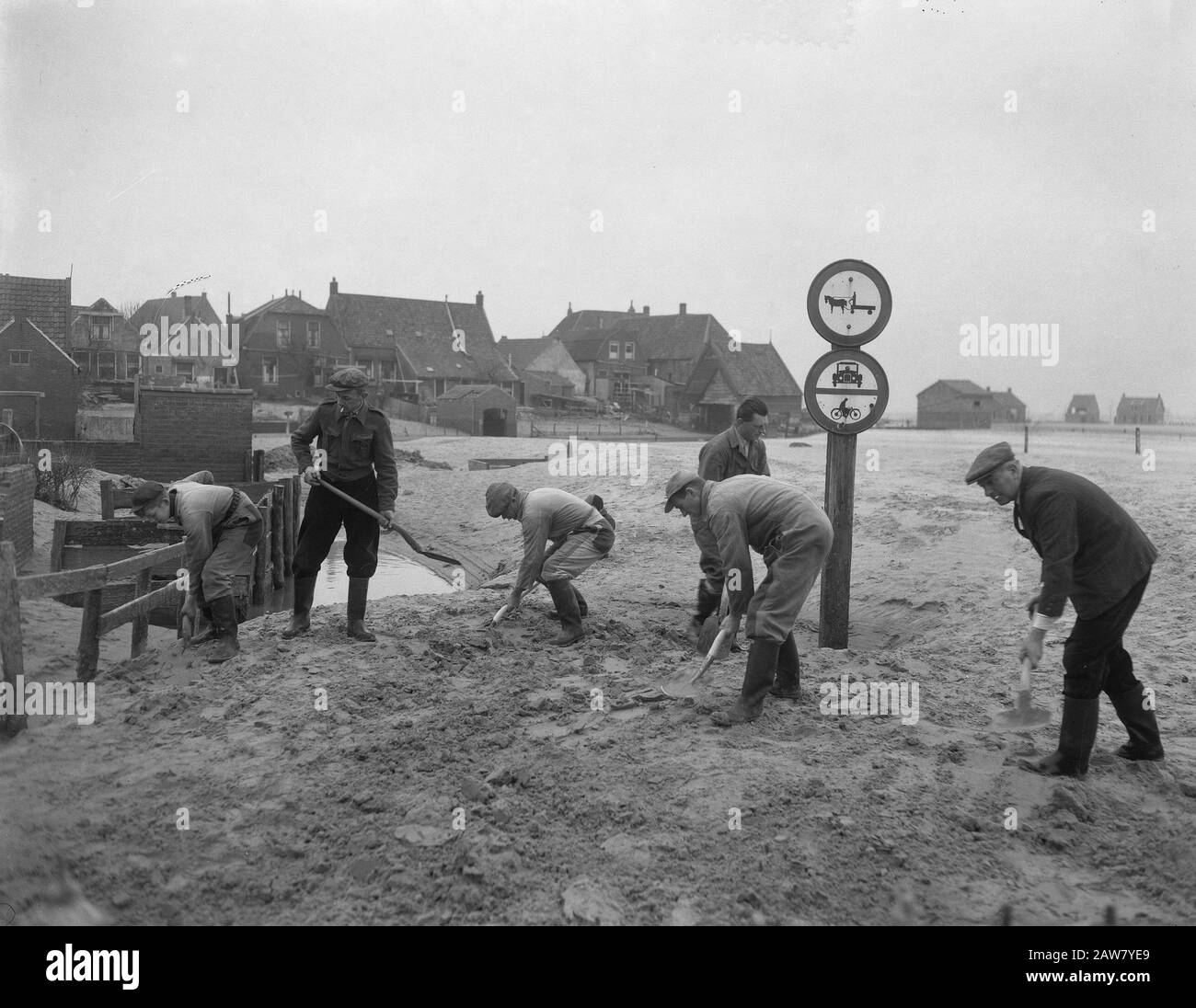 Ouwerkerk, clean creation of roads Date: December 1, 1953 Location: Ouwerkerk Stock Photo