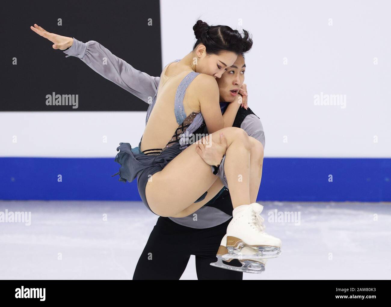 (200207) -- SEOUL, Feb. 7, 2020 (Xinhua) -- Ning Wanqi and Wang Chao (Rear) of China perform in the Ice Dance Free Dance during the ISU Four Continents Figure Skating Championship in Seoul, South Korea, Feb. 7, 2020. (Xinhua/Wang Jingqiang) Stock Photo