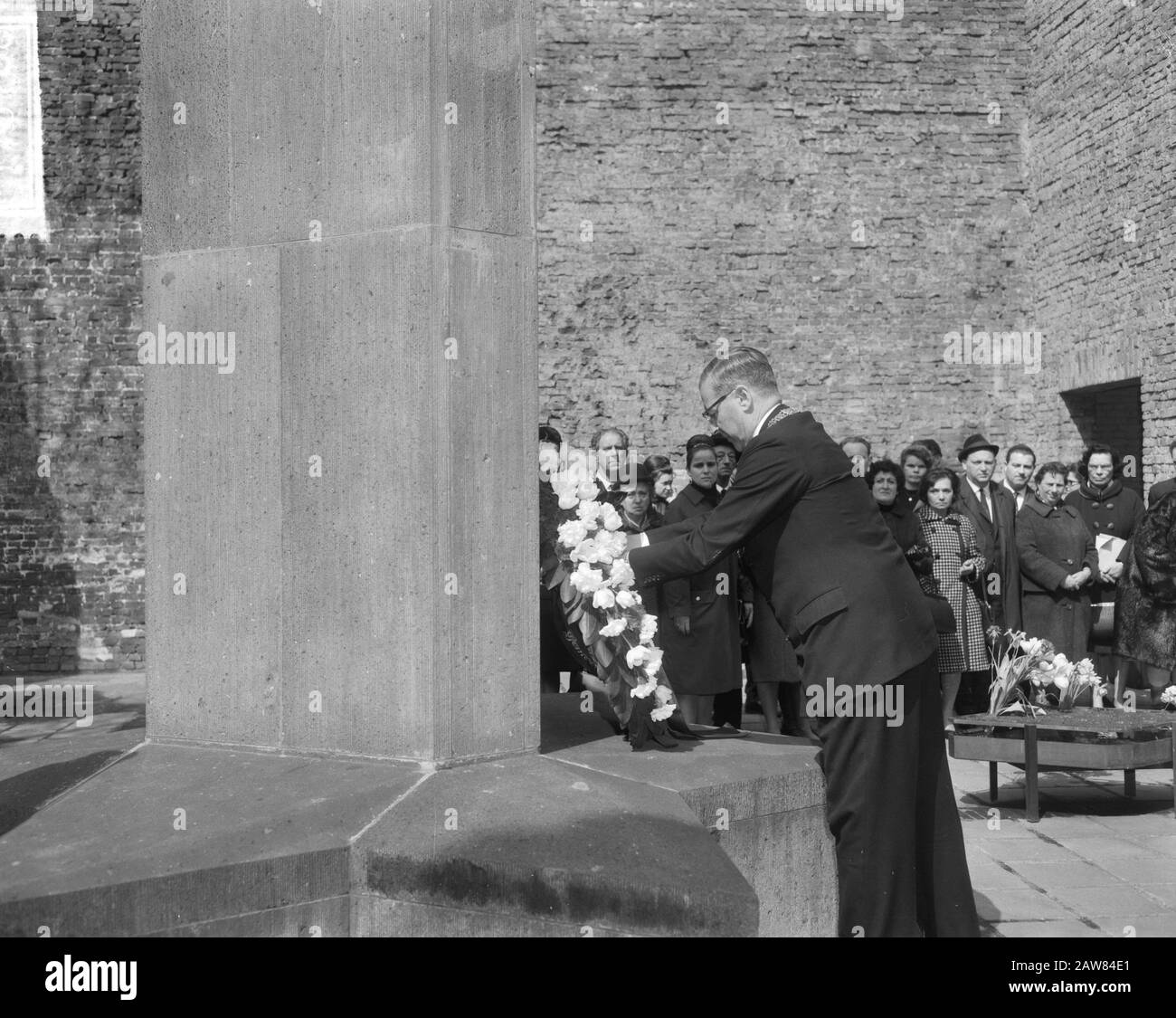Minister Gay (right) handed from Hall Mayor's Downfall book in the former schouwbur Amsterdam, Van Hall Mayor explains Date: April 22, 1965 Location: Amsterdam, Noord -Holland Keywords: books, mayors, the laying of wreaths, handovers, theaters Person Name: Merry, Martin Stock Photo