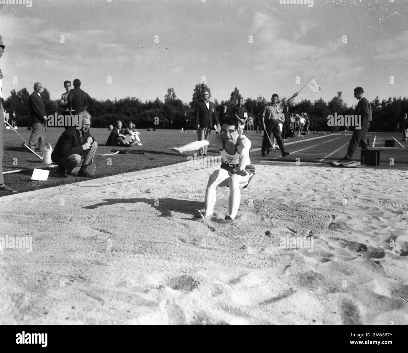 Dutch athletics championships in Groningen, H. Pappers champion jump into action Date: August 14, 1965 Location: Groningen Keywords: athletics, champion, champion shelves Person Name: H. Pappers  : Bilsen, Joop van / Anefo Copyright Holder: National Archives Material Type: Negative (black / white) archive inventory number: see access 2.24.01.04 Stock Photo