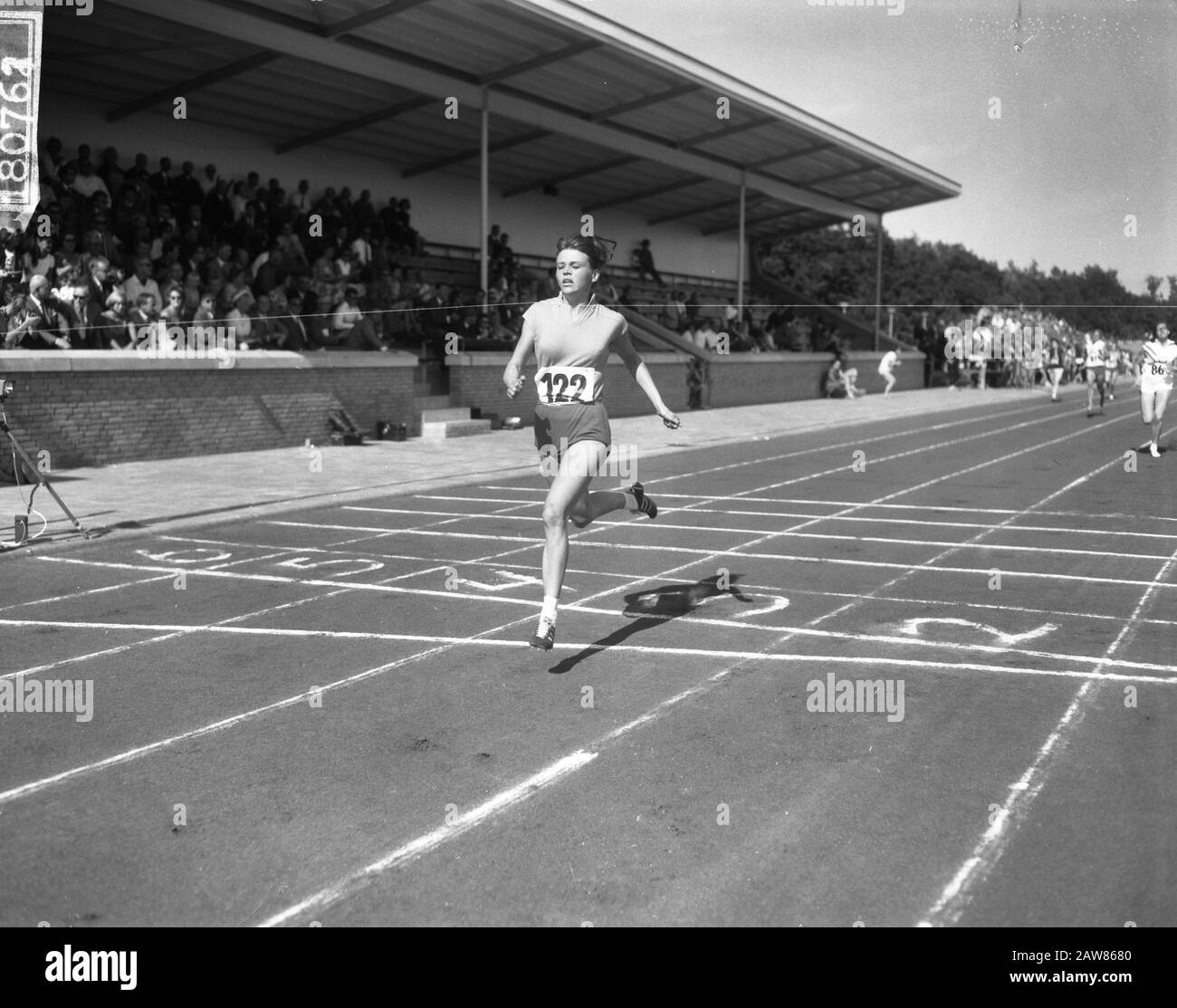 Dutch athletics championships in Groningen, Hilda Slaman in action Date: August 14, 1965 Location: Groningen Keywords: athletics championships Person Name: Hilda Slaman Stock Photo