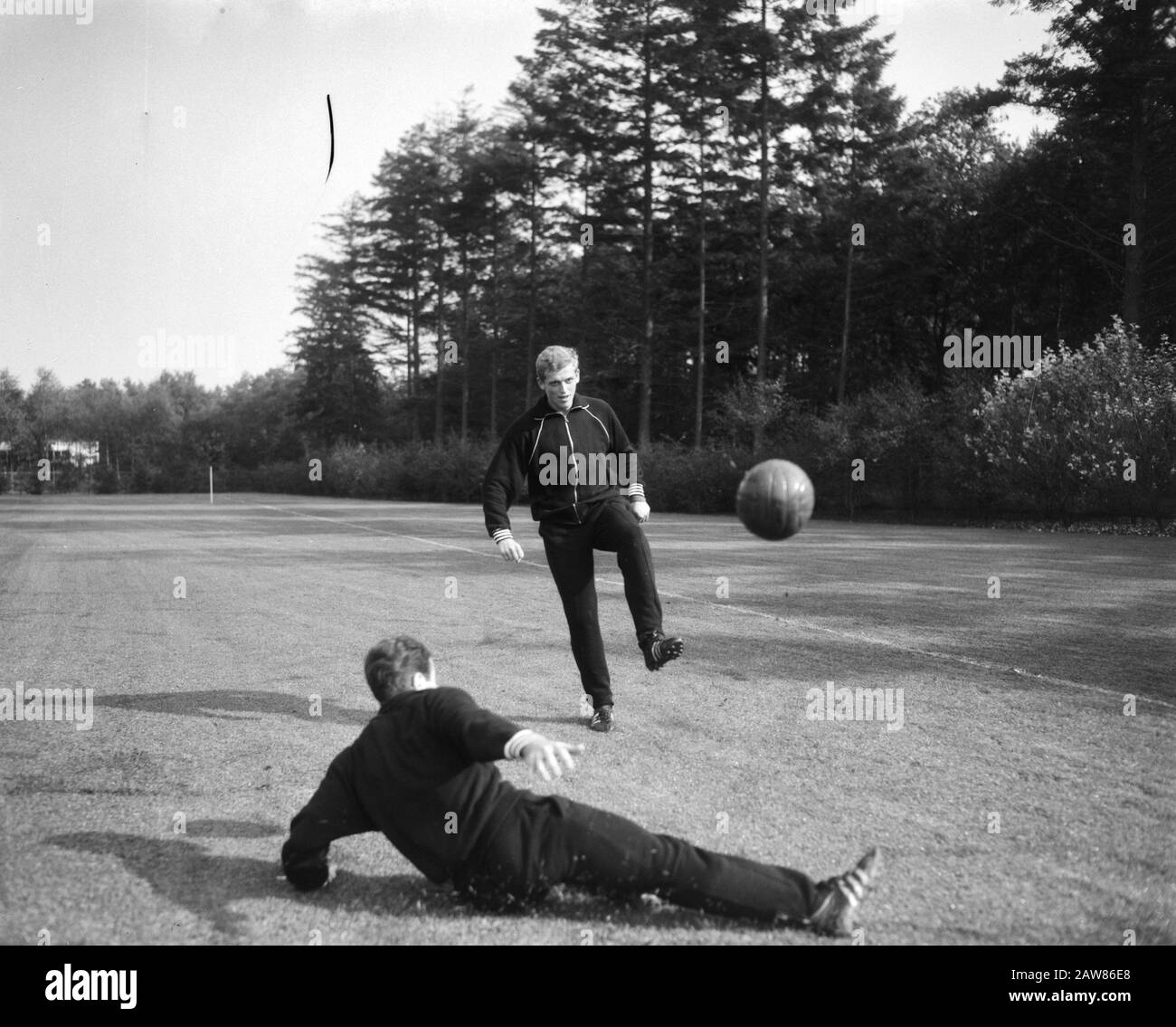 Training of the Dutch team at the sports center of the KNVB in Zeist  Piet Keizer and Bennie Muller during training Date: October 13, 1965 Location: Utrecht (province) Zeist Keywords: sports, sports training, soccer, football Person Name: Keizer, Piet Muller, Bennie Stock Photo