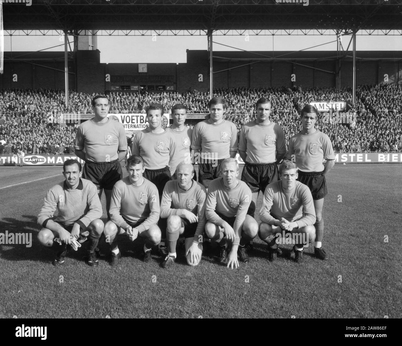 Football Netherlands Switzerland Amsterdam: 0-0  Dutch team, v.l.n.r. Writers, Muller, Burgers, Israel Veldhoen, Flinkevleugel sitting Pieters Graafland, Prince, Kruiver, Great, Emperor Date: October 17, 1965 Location: Amsterdam, Noord-Holland Keywords: teams, group portraits, sports stadiums, football Person Name: Citizens, Joop, Flinkevleugel, Frits, Large, Henk, Israel, Rinus, Keizer, Piet, Kruiver Piet Muller, Bennie, Pieters Graafland, Eddy, Prince, Co, Writers, Piet, Veldhoen, Aad Stock Photo