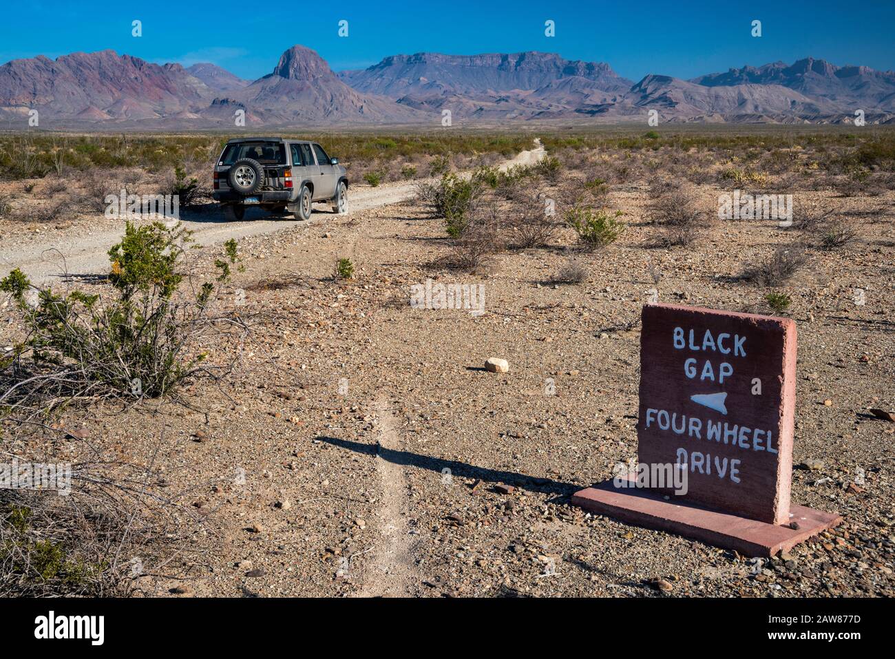 Chisos Mountains, 4x4 vehicle, direction marker on Black Gap Road, Chihuahuan Desert, Big Bend National Park, Texas, USA Stock Photo