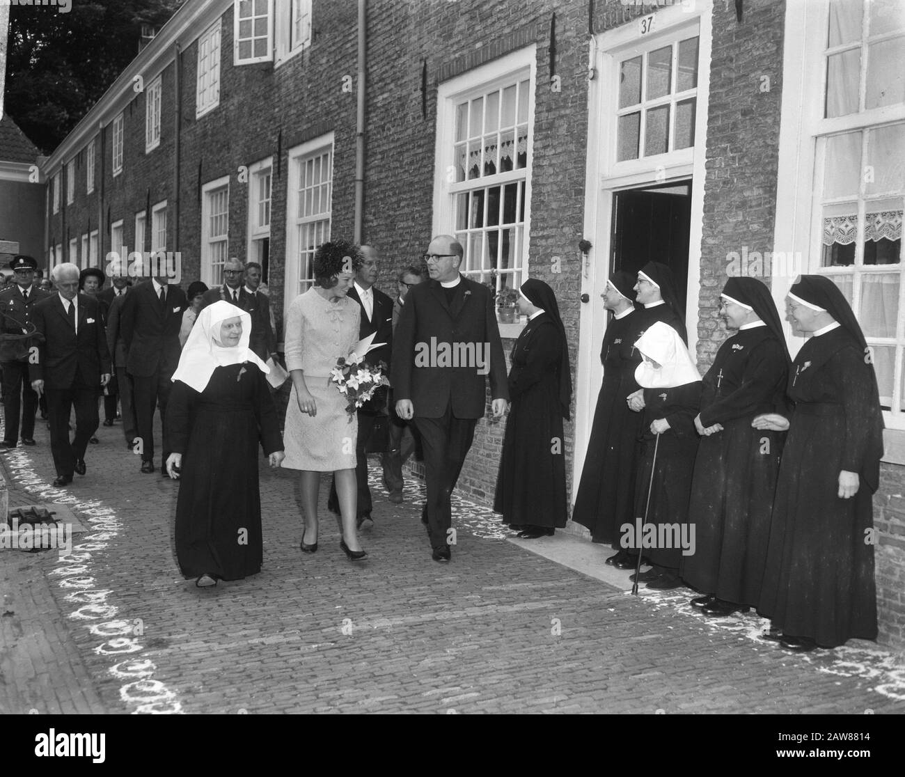 Princess Beatrix and Prince Claus spent visiting Breda Begijnhof Date: May 21, 1966 Location: Breda Keywords: beguines Person Name: Beatrix, Princess, Claus, prince Institution Name : Beguine Stock Photo