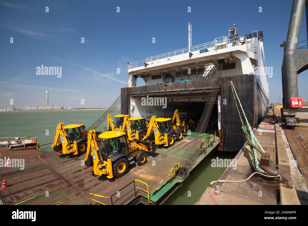 Loading JCB diggers for Export trade Brexit Stock Photo
