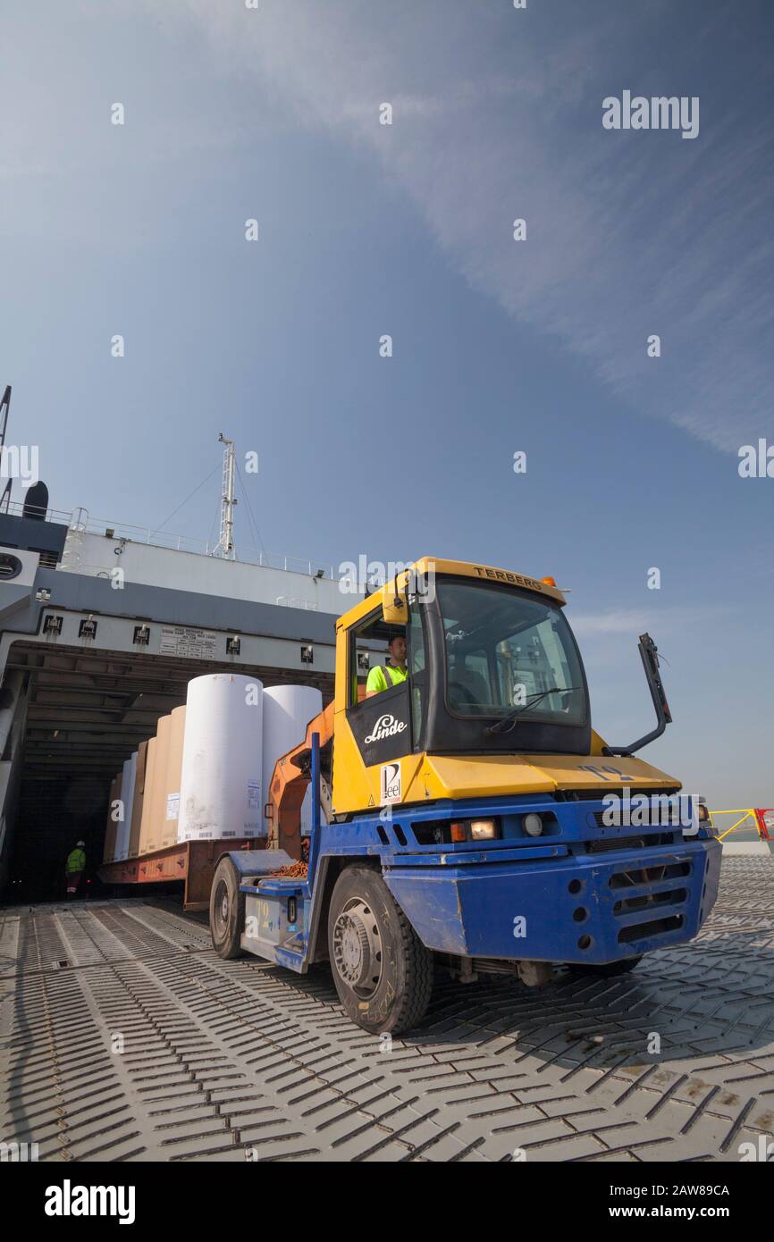 Unloading A Cargo Ship Stock Photo - Alamy