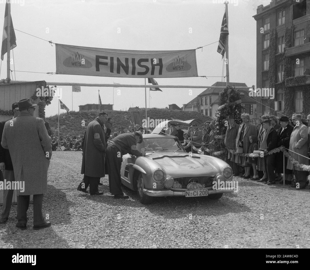 Ninth International Tulpenralley 1957. Noordwijk Arrival Date: May 9, 1957 Location: Noordwijk Keywords: ARRIVAL car Stock Photo