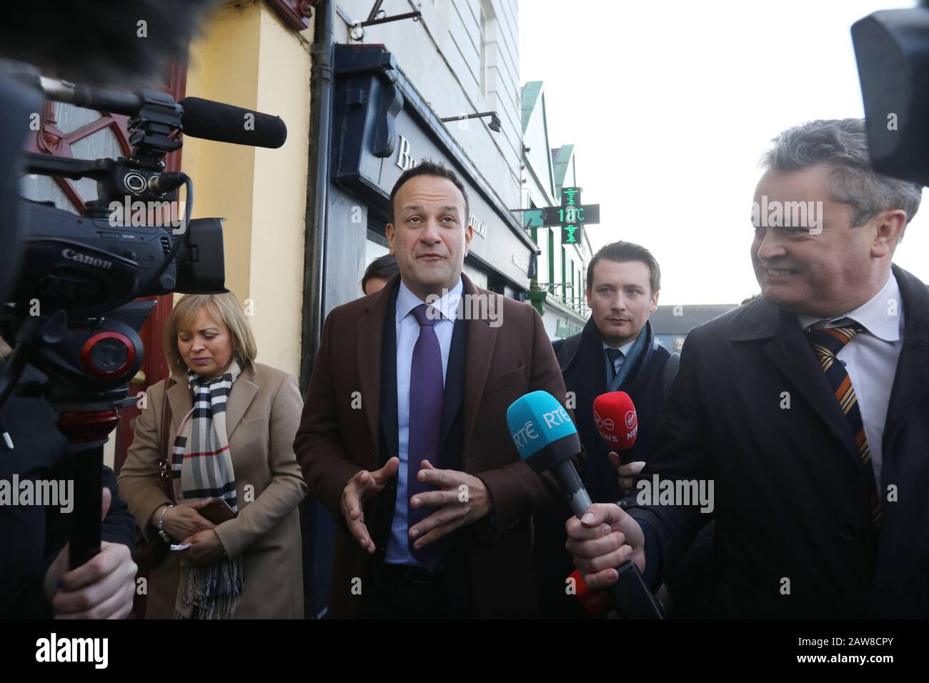 Tullow, Carlow, Ireland. 6/February/2020 General Election 2020. Taoiseach and Fine Gael leader Leo Varadkar, speaks to the media during a canvass of Tullow in County Carlow. Photo: Eamonn Farrell/RollingNews.ie/Alamy Live News Stock Photo