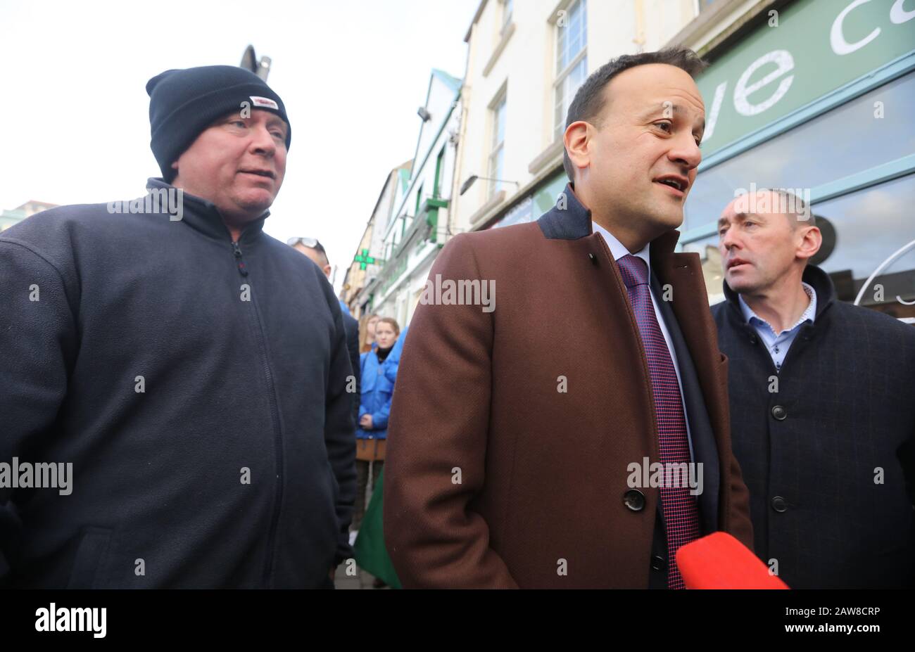 Tullow, Carlow, Ireland. 6/February/2020. General Election 2020. A man (left) confronts Taoiseach and Fine Gael leader Leo Varadkar, over the CervicalCheck scandal during a canvass of Tulow in County Carlow. Local FG candidate Pat Deery is on the right. Photo: Eamonn Farrell/RollingNews.ie/Alamy Live News. Stock Photo