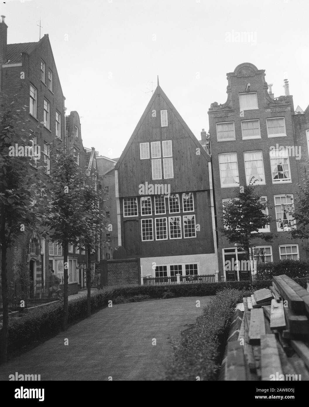 Oldest wooden house in the Netherlands Begijnhof 34 Amsterdam habitable again. Outside Date: August 26, 1957 Location: Amsterdam, Noord-Holland Keywords: House, exterior Stock Photo