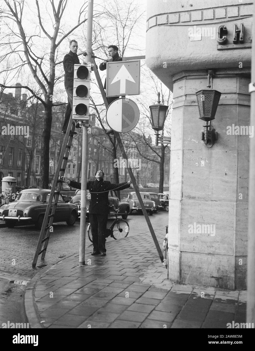 Installation of traffic lights in the Vijzelstraat in Amsterdam Date