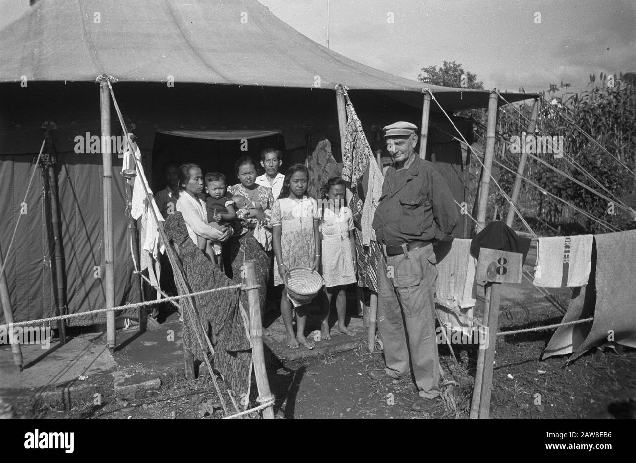 Tent camp in Bandung for Sundanese in the Republic of  Recently, several groups 400 Sundanese who were deported to Djocja in bersiap time, returned to their homeland . They are temporarily housed in a tent camp on the premises of their former employer, the Military Production Companies Bandung. The commander of the LPB-fire, the Lord Dieters, is responsible for the smooth running of the tent camp Date: March 26, 1949 Location: Bandung, Indonesia, Java, Dutch East Indies Stock Photo