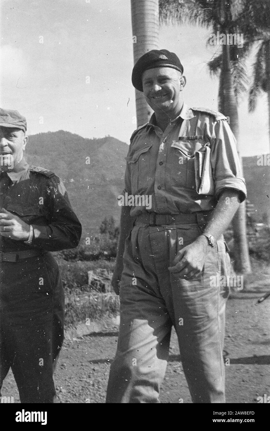 Inspection chief H.J. Kronig, Commander X Brigade East Java  [Lieutenant Colonel H.J. Kronig (left), accompanied by a British cavalry officer (rank: captain / captain) Annotation: Lieutenant Colonel H.J. Kronig was 26-2-1949 by the new commander of the brigade Date: March 1949 Location: Indonesia, Java, Dutch East Indies Stock Photo
