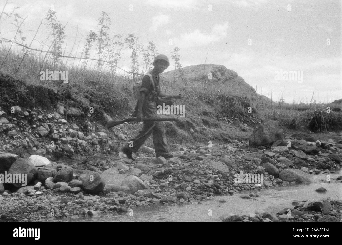 Action V-brigade, Gadja Merah [Red Elephant] to Bekal and surroundings  [Military rock bed of a potash crosses, looking in camera] Date: March 30, 1949 Location: Bekal, Indonesia, Dutch East Indies Stock Photo