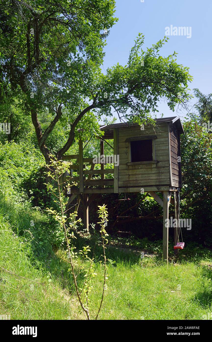 Baumhaus im Garten Stock Photo - Alamy