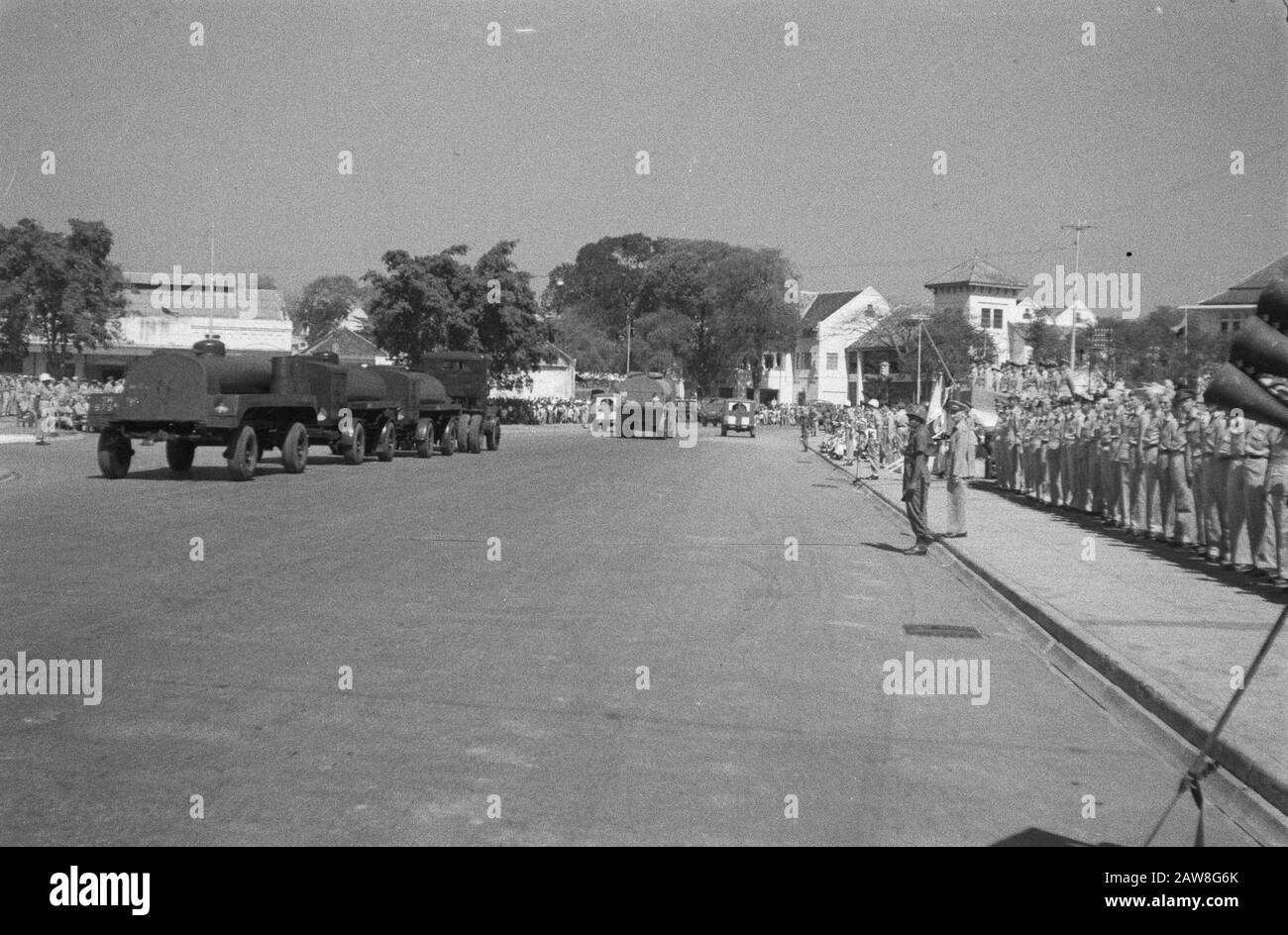 command transfer gen.maj. Meyer at col. Mollinger  The Aloon-Aloon Semarang wore gen.maj. J.K. Meyer command of the B Division of the col. F. Moll Inger. At the ceremony were, among others, the army commander and the Recomba of Central Java present. Date: September 14, 1949 Location: Indonesia Dutch East Indies Stock Photo