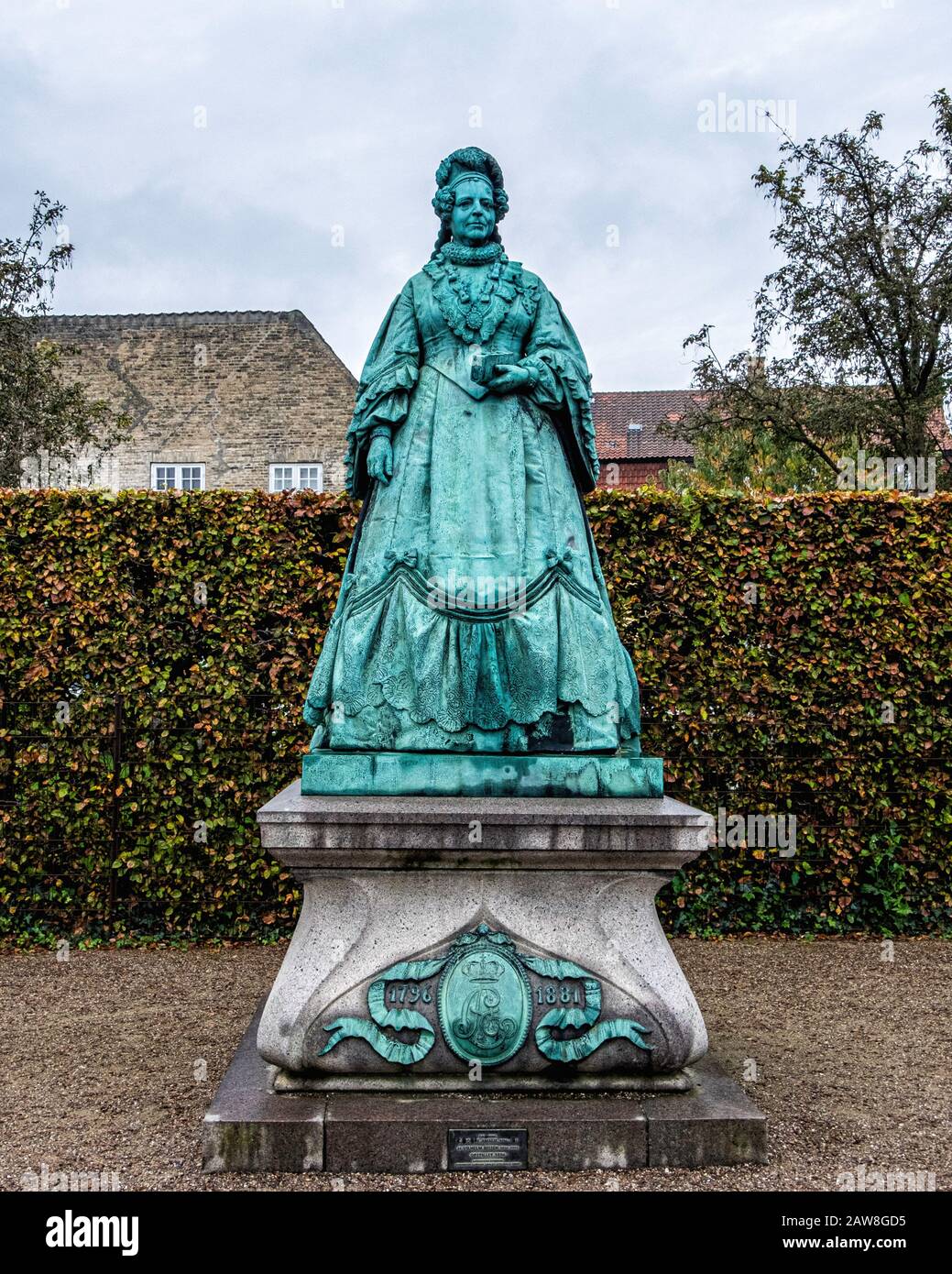 Statue of Queen Caroline Amalie is located in the north end of the rose