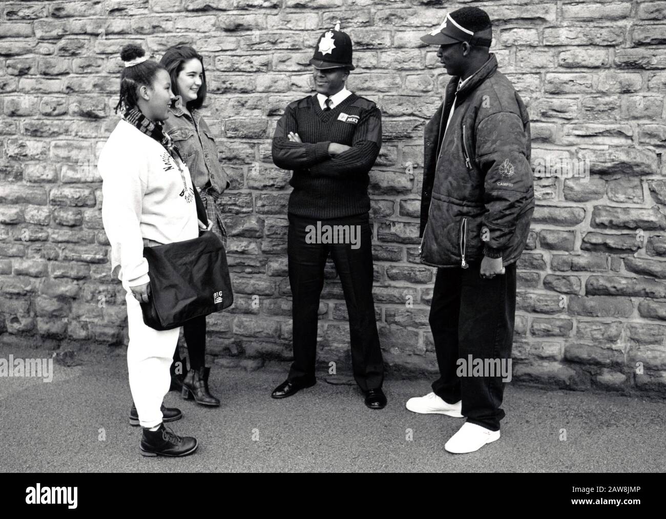 Teenagers with policeman Nottingham, UK 1990s Stock Photo