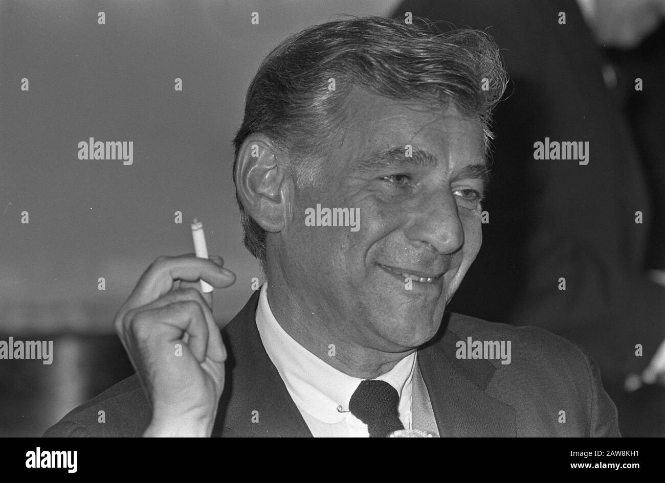 Leonard Bernstein Edison receives Classic Leonard Bernstein in a relaxed  pose Date: September 20, 1968 Location: Amsterdam, Noord-Holland Keywords:  musicians, portraits, cigarette Person Name: BERNSTEIN LEONARD : Unknown /  Anefo Copyright Holder: