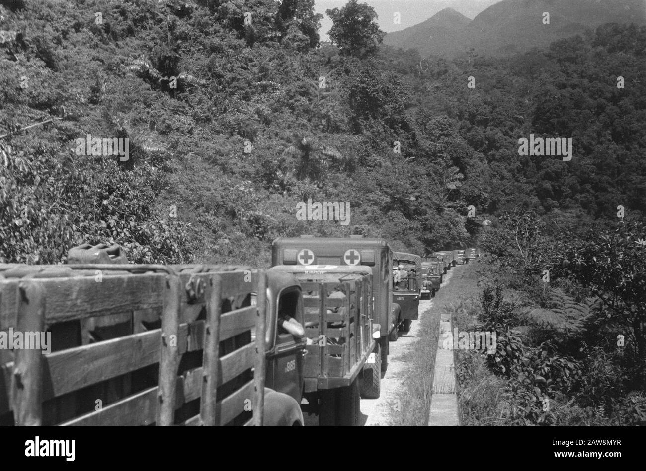 march to Fort van der Capellen and Fort de Kock (Anei Gorge)  [Long military column on a mountain road] Date: December 29, 1948 Location: Bukittinggi, Indonesia, Dutch East Indies, Sumatra Stock Photo