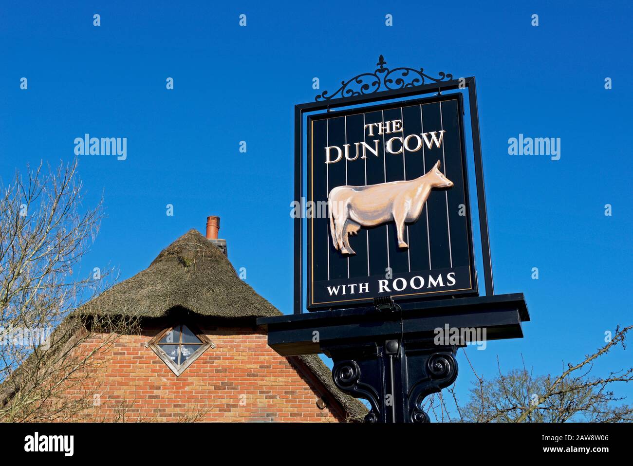 Sign for the Dun Cow pub in Dunchurch, Warwickshire, England UK Stock Photo