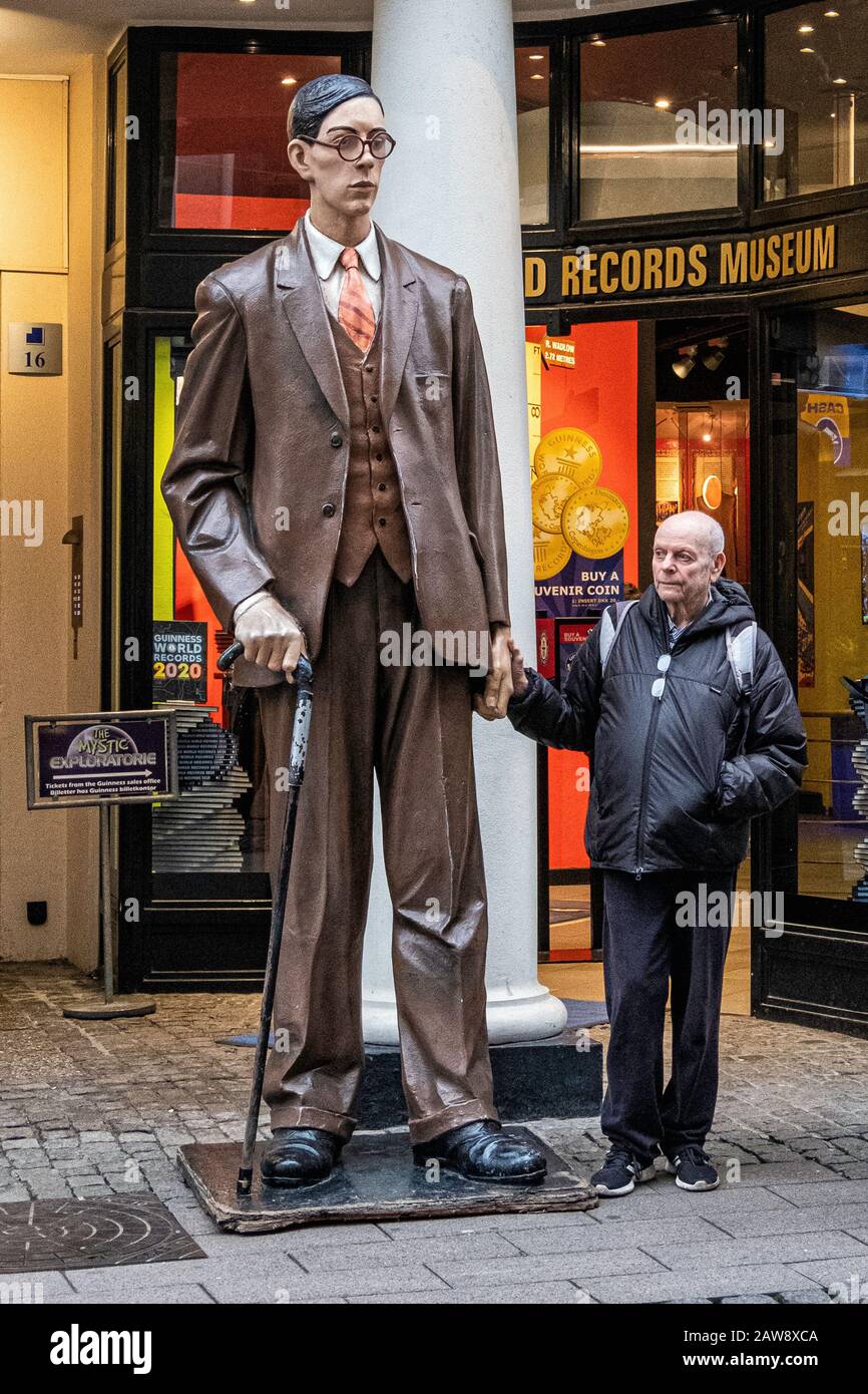 Tall man hi-res stock photography and images - Alamy