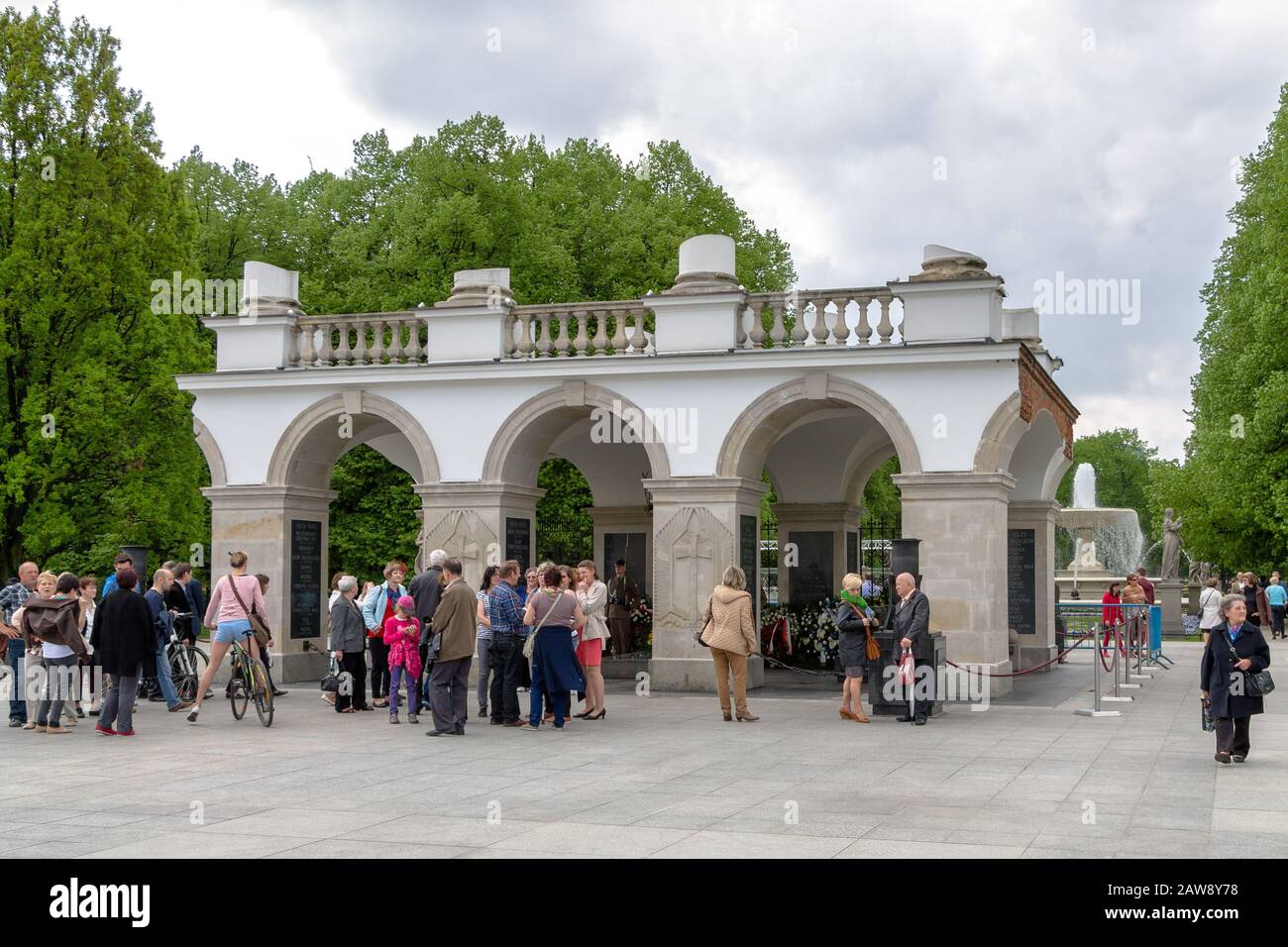 People standing before the Tomb of the Unknown Soldier in Warsaw, Poland Stock Photo