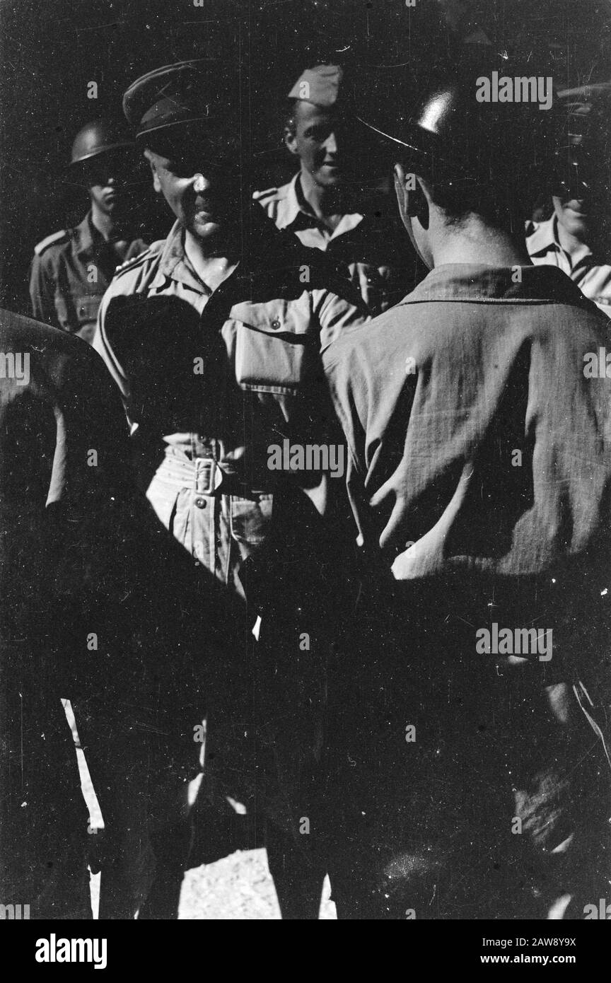 General Inspection Tour H.J. Kruls by Indonesia  [Padang. You Brigade] [General Kruls talking to a soldier during an inspection] Date: May 1947 Location: Indonesia Dutch East Indies Stock Photo