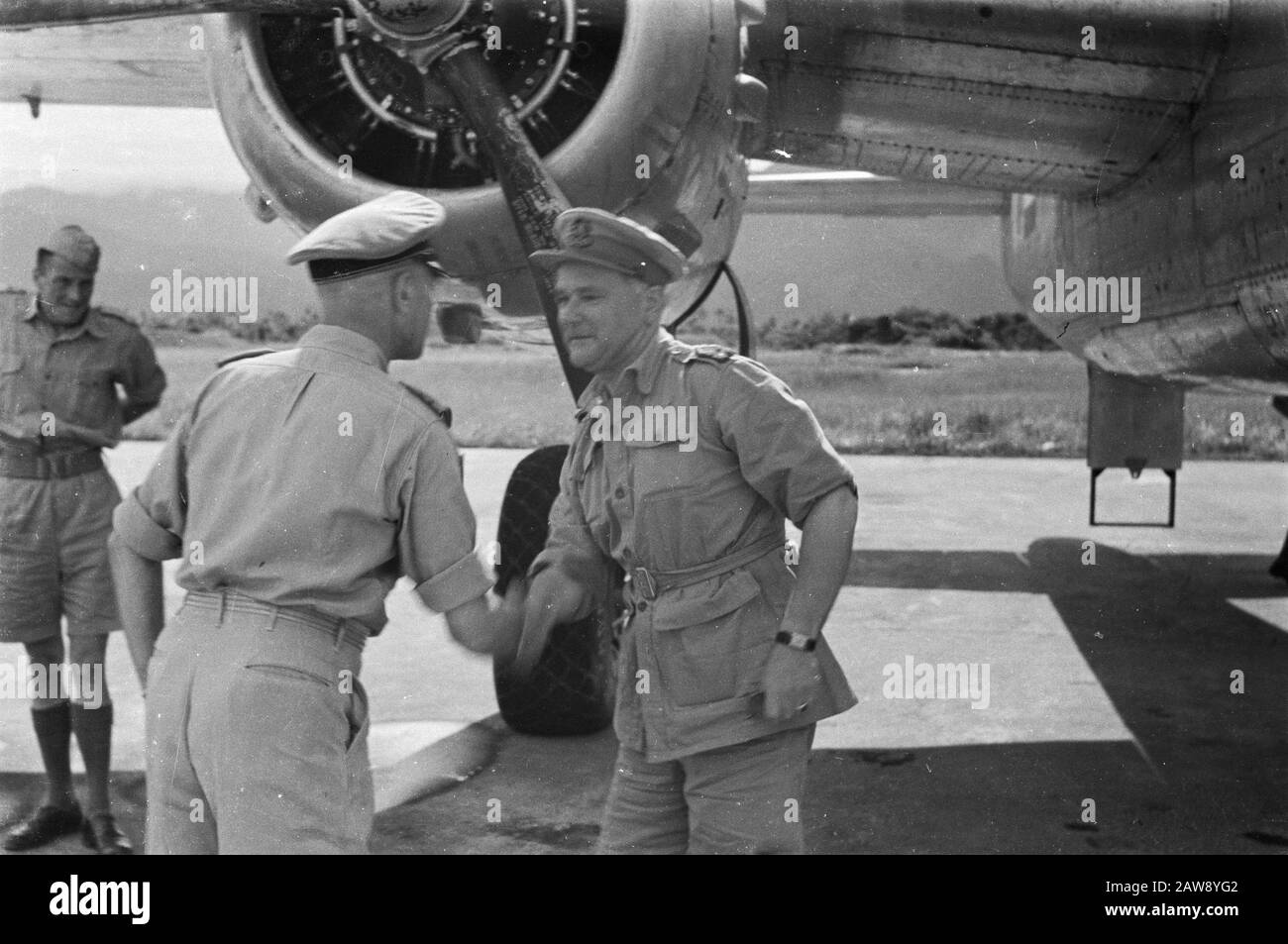 General Inspection Tour H.J. Kruls by Indonesia  [Padang. You Brigade] [General Kruls shakes hands with Colonel J.W. Sluyter at the airport] Date: May 1947 Location: Indonesia Dutch East Indies Stock Photo