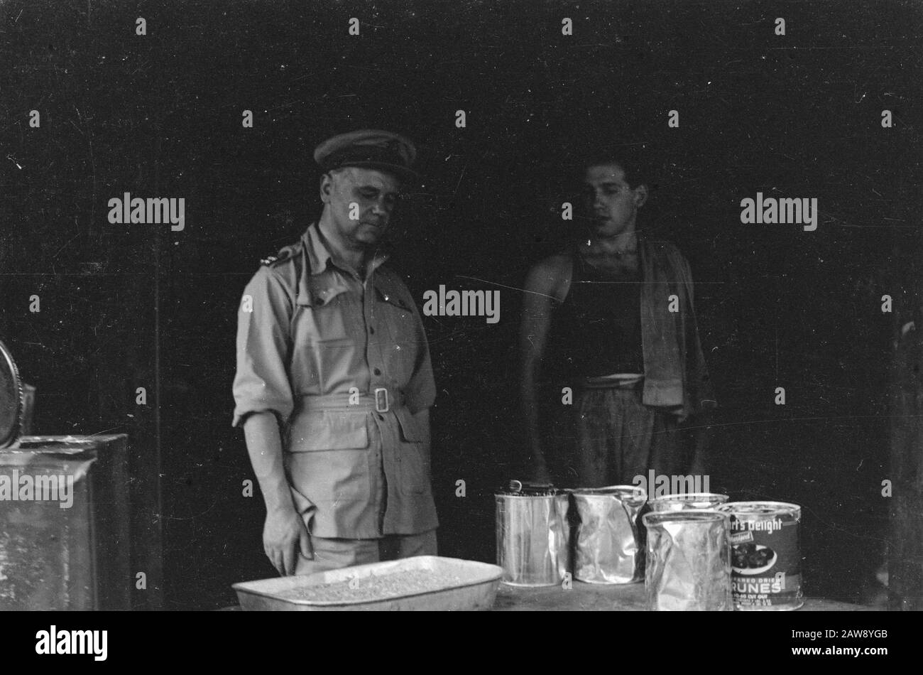 General Inspection Tour H.J. Kruls by Indonesia  [Padang. You Brigade] [General Kruls in the kitchen of a kampenement] Date: May 1947 Location: Indonesia Dutch East Indies Stock Photo