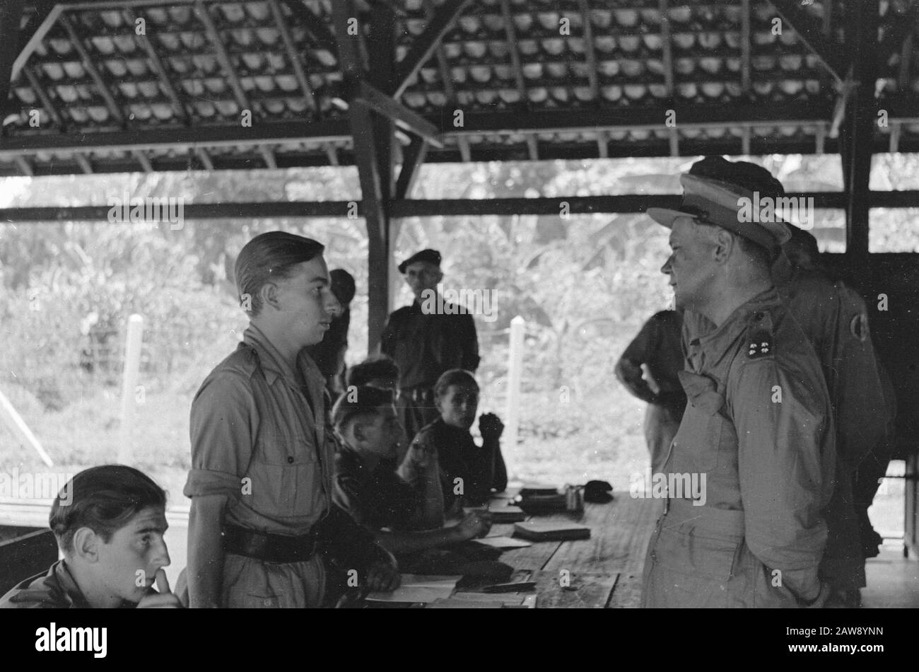 General Inspection Tour H.J. Kruls by Indonesia  [Palembang. Y Brigade] [General Kruls speaks with a soldier] Date: May 1947 Location: Indonesia Dutch East Indies Stock Photo